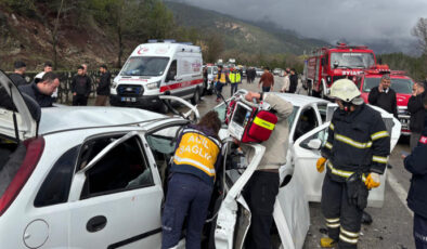 Burdur’da otomobiller kafa kafaya çarpıştı: Ölü ve yaralılar var