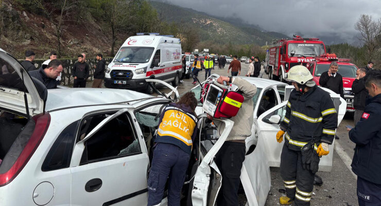 Burdur’da otomobiller kafa kafaya çarpıştı: Ölü ve yaralılar var