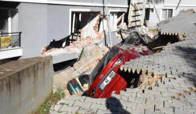 İzmir'de istinat duvarı çöktü: 2 bina ve 6 araç hasar gördü