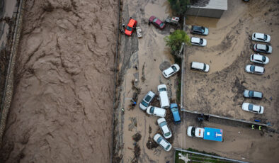 Mersin’de sağanak sele dönüştü: Araçlar su altında kaldı