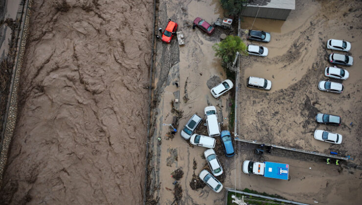 Mersin’de sağanak sele dönüştü: Araçlar su altında kaldı