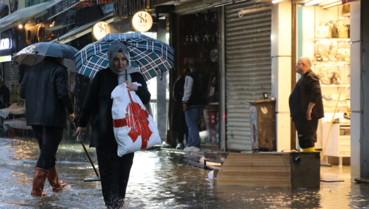 İzmir’de sağanak: Sokaklar su altında kaldı