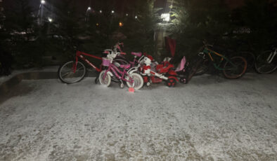 Uşak “dolu” ile beyaza büründü