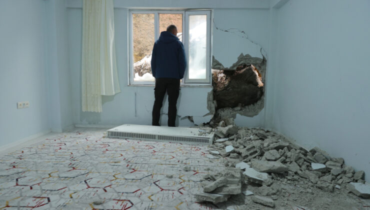 Dağdan kopan kaya parçası evin duvarını deldi