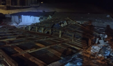 Ardahan’da şiddetli rüzgar: Çatılar uçtu