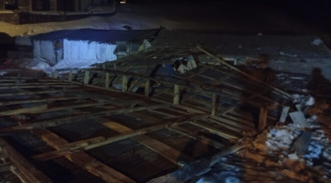 Ardahan’da şiddetli rüzgar: Çatılar uçtu