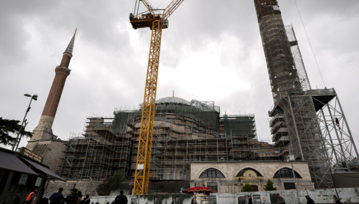 Bakan Ersoy: Ayasofya'da süreç devam ediyor, Sultanahmet'te çalışmalar tamamlandı