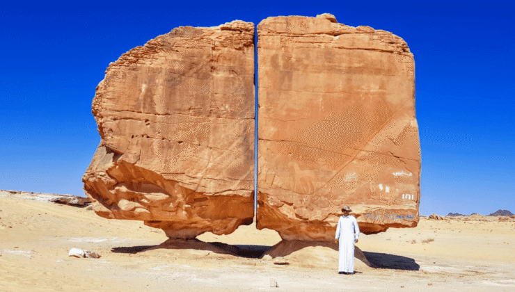 Suudi Arabistan’daki bu “Al Naslaa” Kayası Ortadan Mükemmel Bir Şekilde Bölünmüş. Garip olan şu ki, kimse bunun nasıl olduğundan emin değil
