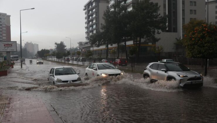 Antalya’da yollar göle döndü