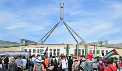 Avustralya’da yüzlerce kişi, Parlamento binası önünde Herzog’un ziyaretini protesto etti