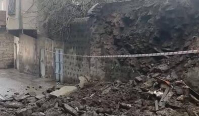 Metruk evin duvarı çöktü: Facia kıl payı atlatıldı