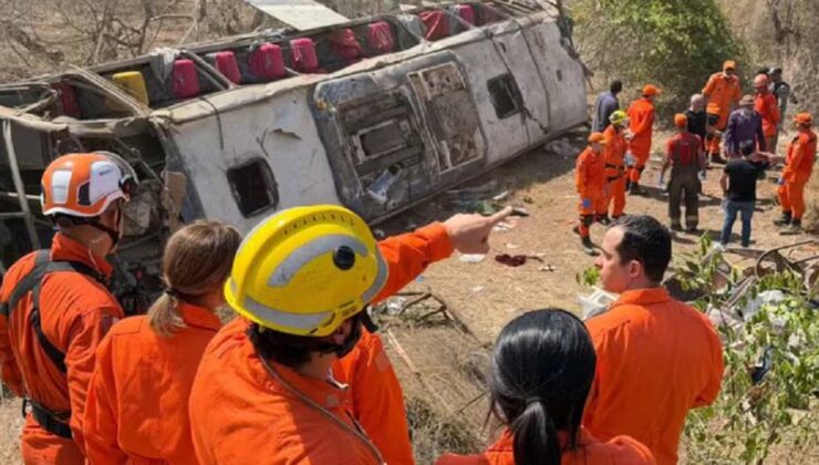 Brezilya’da otobüsün devrilmesi sonucu 16 kişi hayatını kaybetti