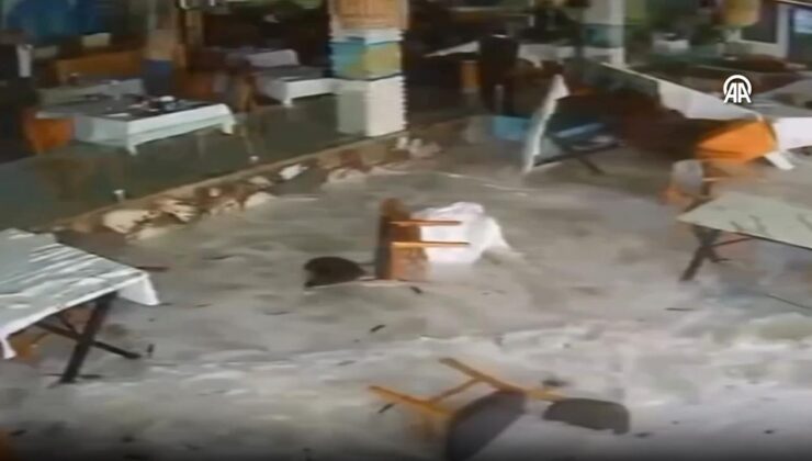 Fırtına sahili vurdu: Dev dalgalar restoranı bastı
