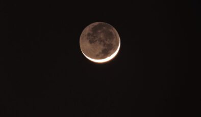 Kollarında Eski Ay Bulunan Yeni Ay Nedir ve Ne Zaman Görebilirsiniz?