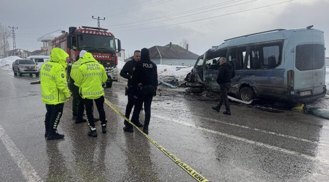 Hakkari’de otobüs ile minibüs çarpıştı: 18 yaralı