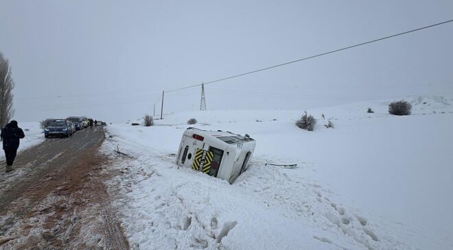 Sivas’ta öğrenci servisi devrildi: 14 yaralı