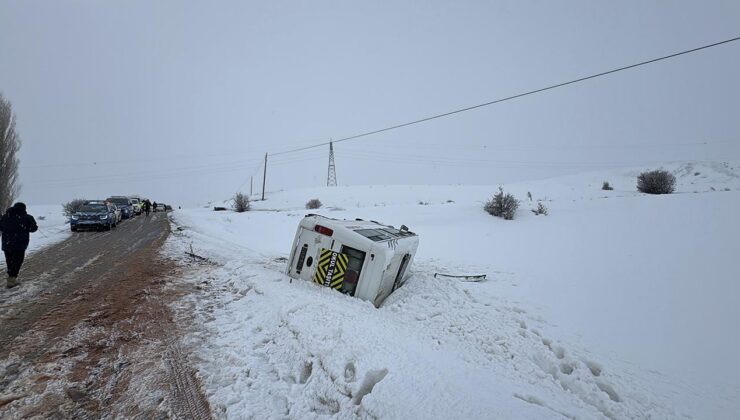 Sivas’ta öğrenci servisi devrildi: 14 yaralı