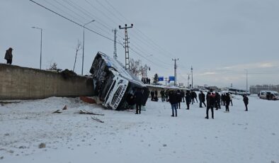 Ağrı’da otobüs devrildi: 16 yaralı
