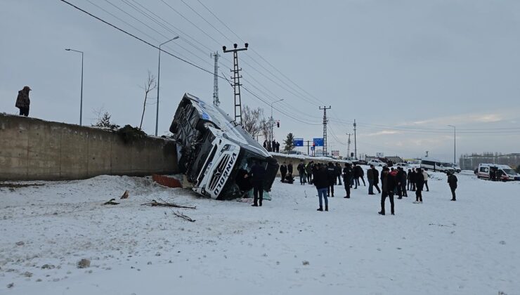 Ağrı’da otobüs devrildi: 16 yaralı