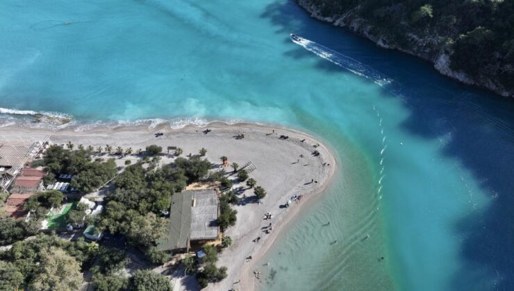 Muğla'da Ölüdeniz turkuaz renge büründü