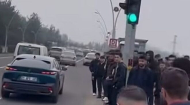 Dicle’de duraklar tıklım tıklım: Öğrenciler çare bekliyor