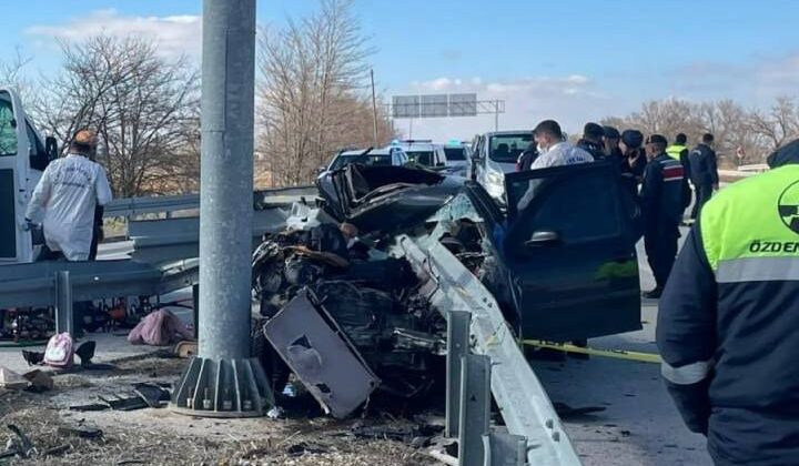 Otomobil bariyerlere saplandı: 2 ölü