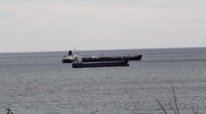 Yük gemileri Sinop’un doğal limanına demirledi