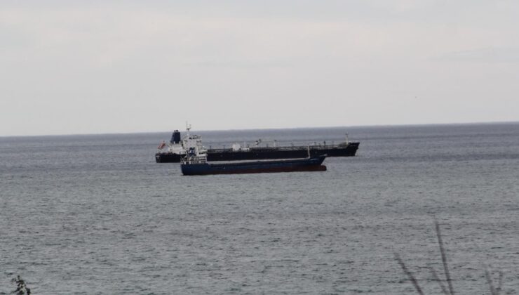 Yük gemileri Sinop’un doğal limanına demirledi