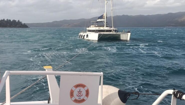 Marmaris’te sürüklenen katamarandaki 2 kişi kurtarıldı