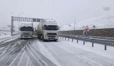 Diyarbakır–Bitlis yolunda onlarca araç mahsur kaldı