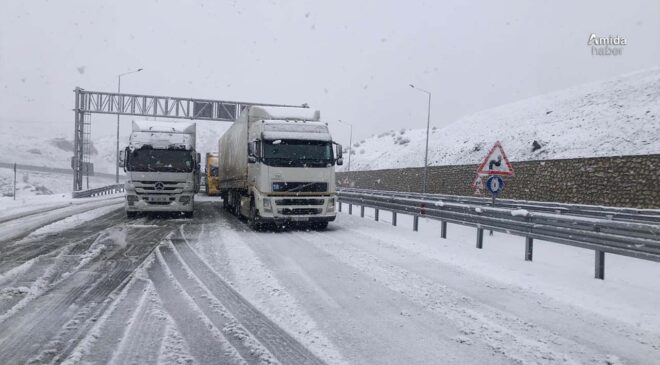 Diyarbakır–Bitlis yolunda onlarca araç mahsur kaldı