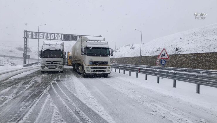Diyarbakır–Bitlis yolunda onlarca araç mahsur kaldı