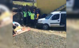 Diyarbakır’da araç evin duvarına çarptı: 2 kişi yaralandı