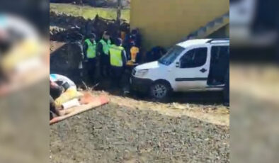 Diyarbakır’da araç evin duvarına çarptı: 2 kişi yaralandı