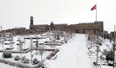 Erzurum beyaza büründü: Son 20 yılın en yoğun yağışı – CNN Türk Haberler Son Dakika