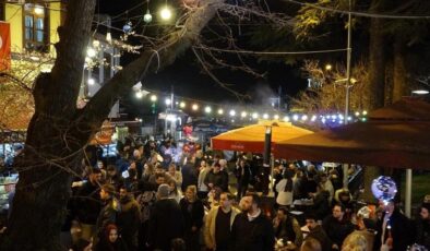 Bursa’da sahur kuyruğu: Yüzlerce kişi tarihi Abdal Meydanı’nda buluştu – Son Dakika Haberleri CNN Türk | Video