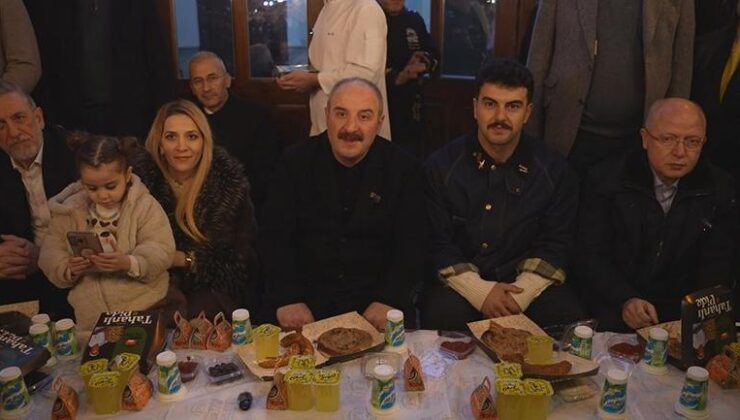 Bursa’da sahur kuyruğu: Yüzlerce kişi tarihi Abdal Meydanı’nda buluştu – CNN TÜRK Son Haberler | Video