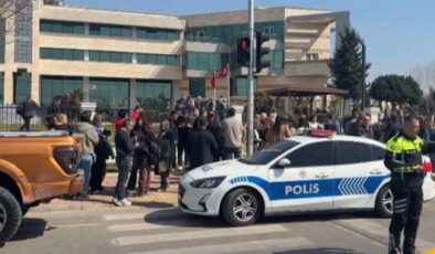 SON DAKİKA… Antalya’da kaymakamlık binasında silah sesleri! – Son Dakika Haberler CNN Türk