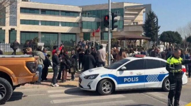 SON DAKİKA… Antalya’da kaymakamlık binasında silah sesleri! – Son Dakika Haberler CNN Türk