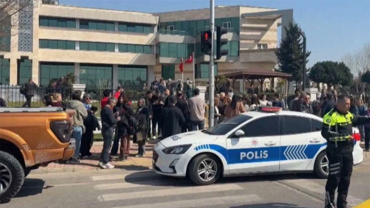 SON DAKİKA… Antalya’da kaymakamlık binasında silah sesleri! – Son Dakika Haberler CNN Türk