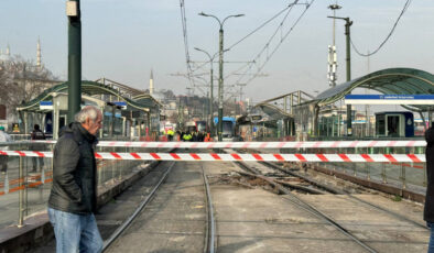 Raydan çıkan tramvay karşı yönden gelen tramvaya çarptı