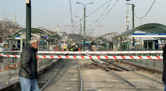 Raydan çıkan tramvay karşı yönden gelen tramvaya çarptı