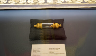 'Osmanlı Sultanlarının Sevdası: Kutsal Emanetler' sergisi Rami Kütüphanesi'nde açıldı