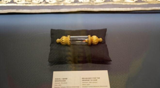 'Osmanlı Sultanlarının Sevdası: Kutsal Emanetler' sergisi Rami Kütüphanesi'nde açıldı