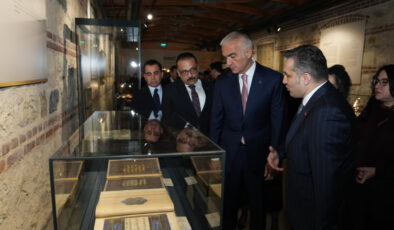 Çalınan 16ncı yüzyıllık iki çini Türkiye'ye iade edildi