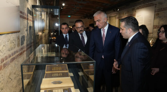 Çalınan 16ncı yüzyıllık iki çini Türkiye'ye iade edildi