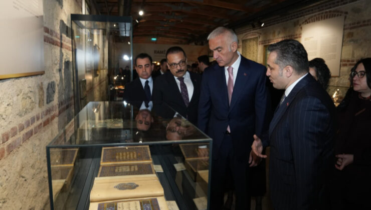 Çalınan 16ncı yüzyıllık iki çini Türkiye'ye iade edildi