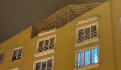 Kayseri’de şiddetli rüzgar binanın duvarını yıktı