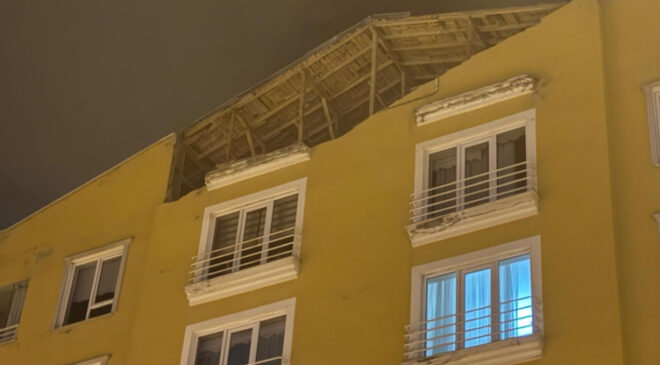 Kayseri’de şiddetli rüzgar binanın duvarını yıktı