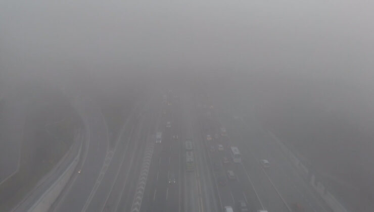 İstanbul’da boğaz ve tarihi yapılar sis altında kaldı